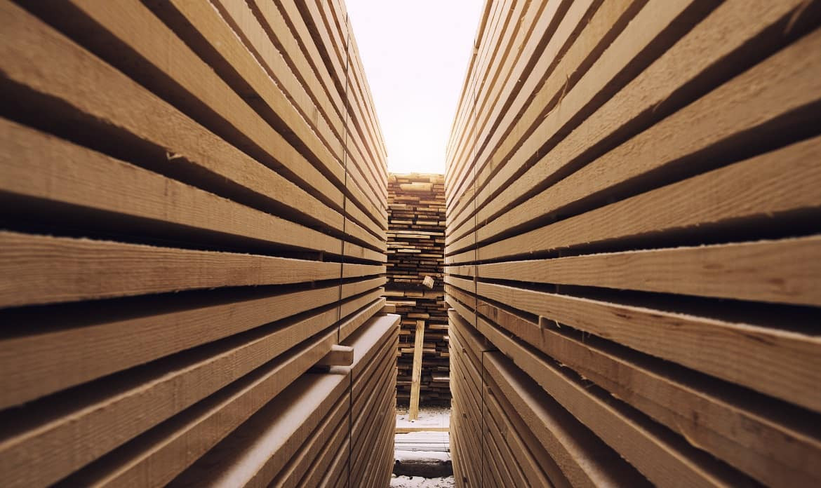 Jak prawidłowo przechowywać drewno konstrukcyjne?